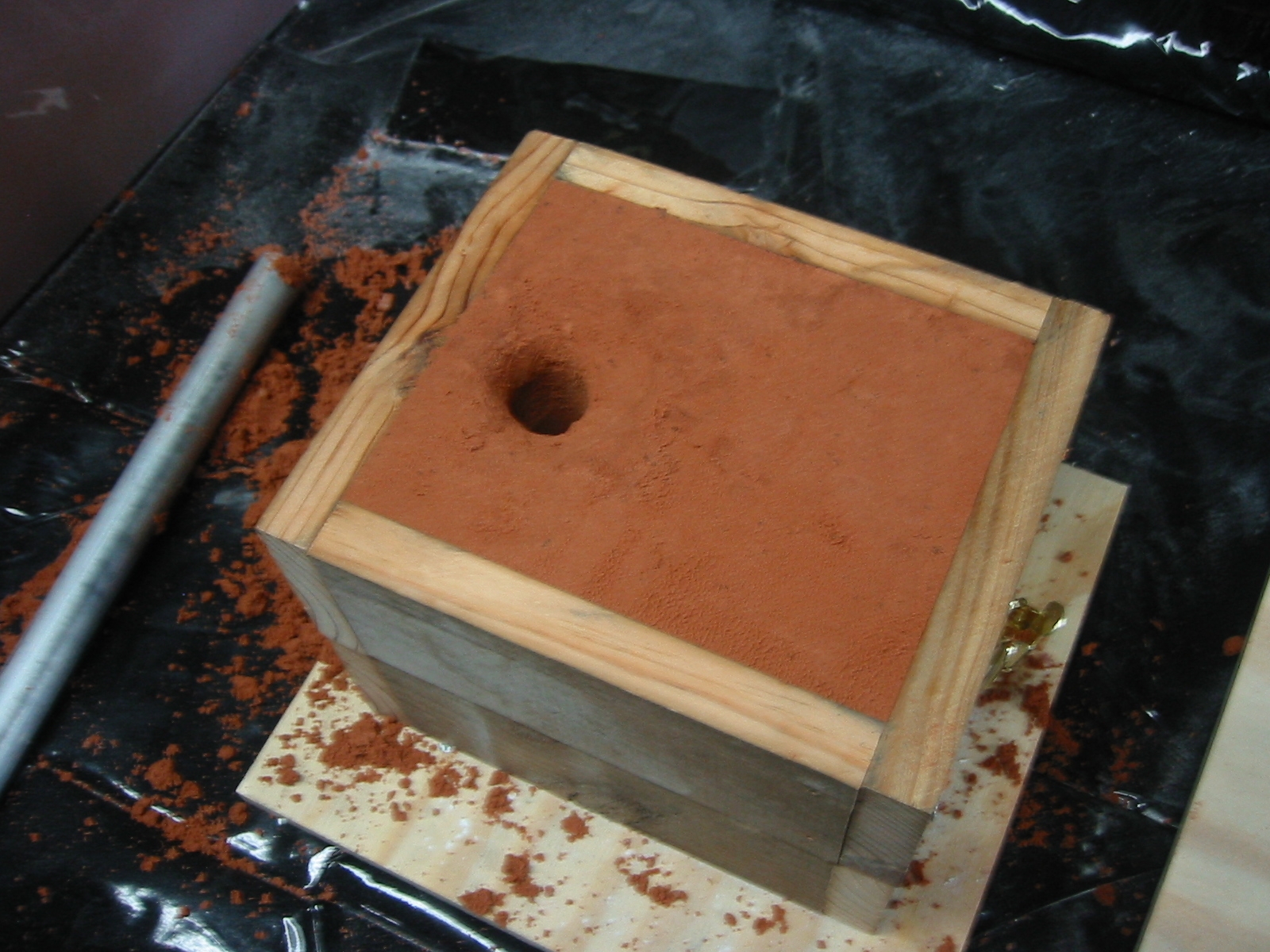 (10) Gently remove the pipe that was forming the sprue. Then place the