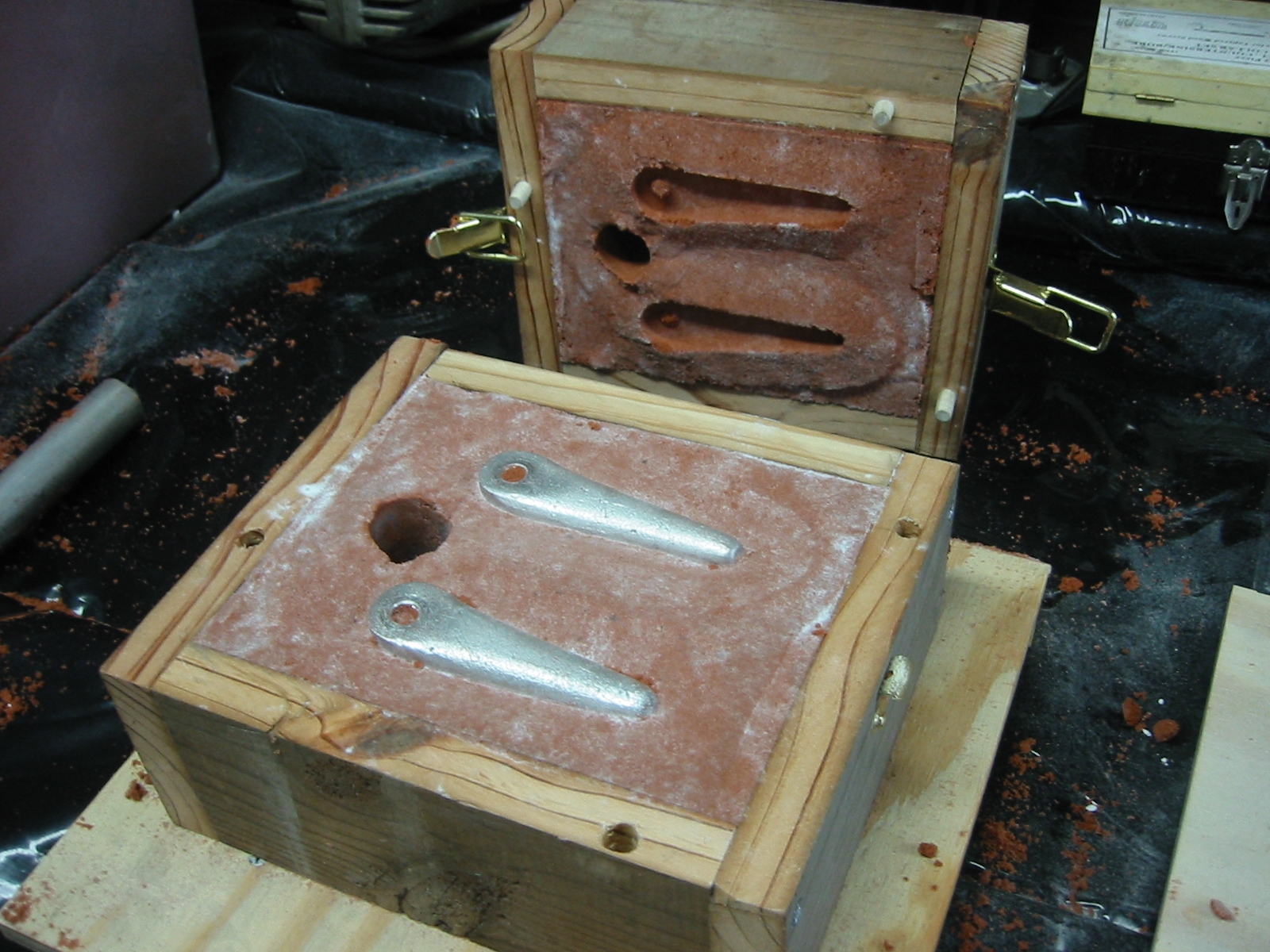 (11) Unlatch the frames and carefully lift off the top frame or